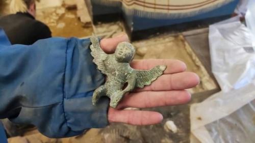 В успенском соборе Владимира нашли фигурку ангела XII века из неизвестного науке материала. 01