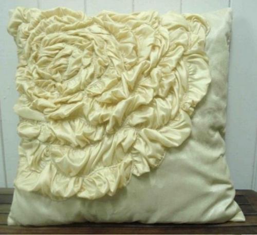 Мы декорируем подушки. 04