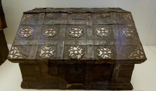 История сундука.   Слова Сундук и ларь вызывают ассоциации с запахом нафталина, экспонатами краеведческого музея или театральным реквизитом. 08