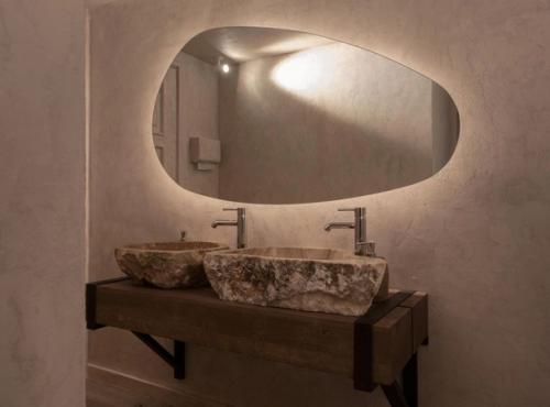 Дерево и камень - одни из самых востребованных в современном интерьере отделочных материалов. 05