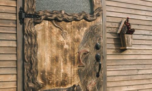 Когда Роберт и бэт сели за проектирование их первого крошечного дома, они хотели создать интересное пространство внутри и уникальную крышу снаружи. 03