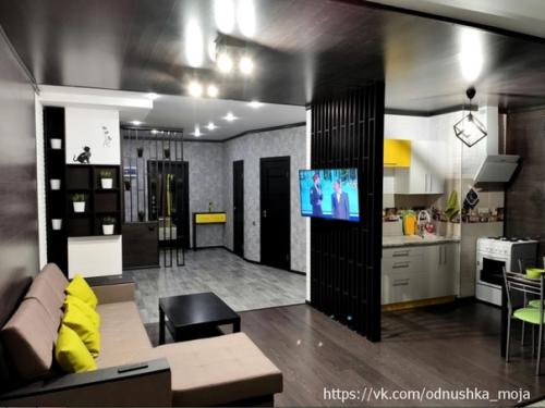 Однокомнатную квартиру в новостройке хозяева превратили в единое современное жилое пространство, разделенное на функциональные зоны. 02