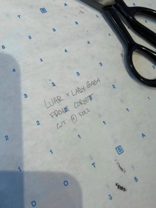 Мы рассмотрим детальнее наряд леди гаги на супербоуле 2026. 03