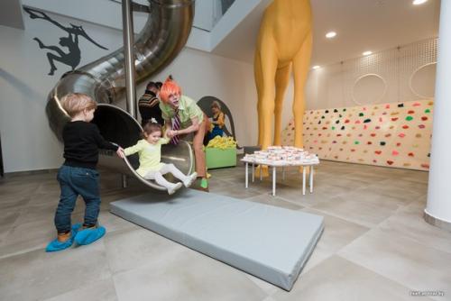 Семиметровый жираф, Горка между этажами и двухуровневые группы. 03