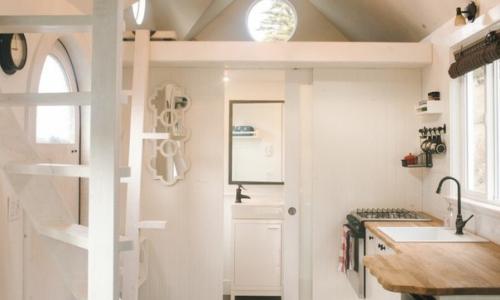 Когда Роберт и бэт сели за проектирование их первого крошечного дома, они хотели создать интересное пространство внутри и уникальную крышу снаружи. 06