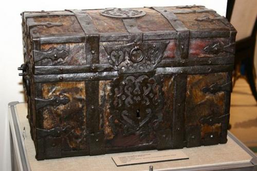 История сундука.   Слова Сундук и ларь вызывают ассоциации с запахом нафталина, экспонатами краеведческого музея или театральным реквизитом. 03