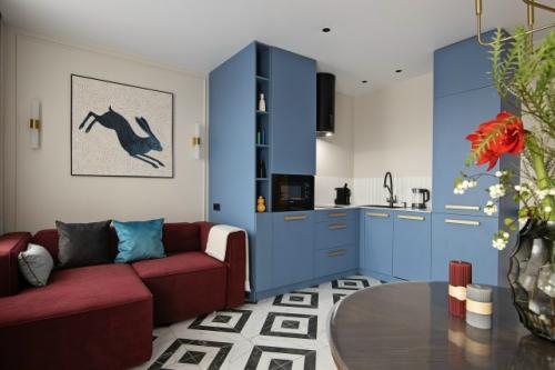 Красочный интерьер однокомнатной квартиры 45 м 2 в историческом районе Калининграда. 01