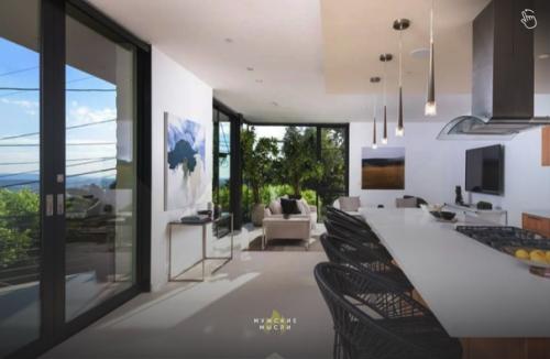 Универсальный солдат со своей молодой супругой купили новый дом. 01