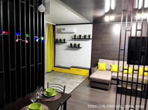 Однокомнатную квартиру в новостройке хозяева превратили в единое современное жилое пространство, разделенное на функциональные зоны. 03