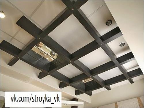 Отделка потолка деревянными балками. 01