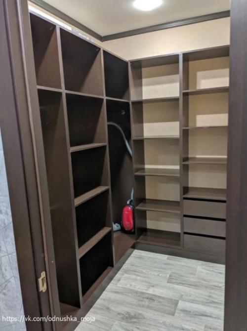 Однокомнатную квартиру в новостройке хозяева превратили в единое современное жилое пространство, разделенное на функциональные зоны. 08