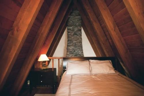 В случае если вам кажется, что этот уютный дом взят со страниц Спящей Красавицы или гензеля и Гретель, то вы недалеки от истины. 03