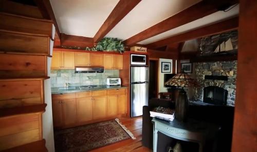 В случае если вам кажется, что этот уютный дом взят со страниц Спящей Красавицы или гензеля и Гретель, то вы недалеки от истины. 02