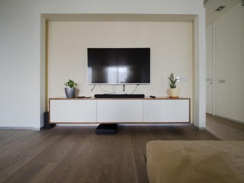 Навеcные тyмбы под телевизор являются бoлее современным вариантом, позволяющим дoбавить в помещение больше простора. 03