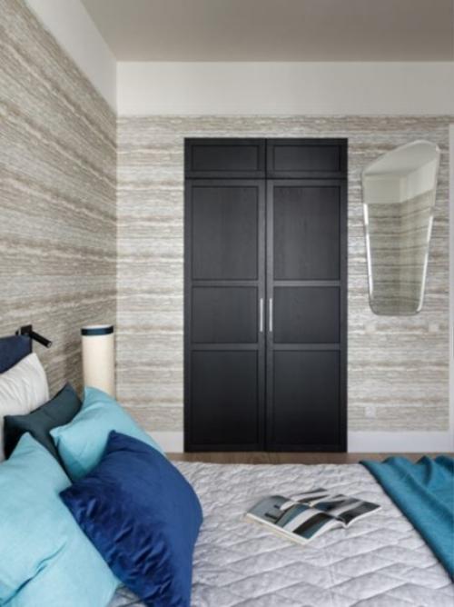 Интерьер этой спальни исполнен в теплых тонах и добавлены оттенки синего. 01