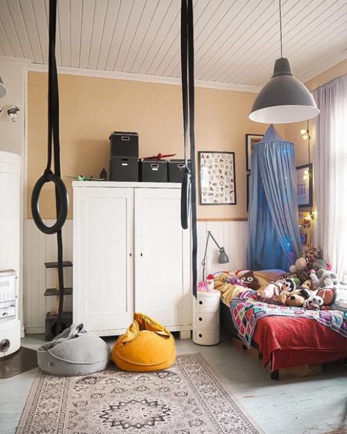 Яркий и сочный: интересный интерьер с винтажной мебелью и обоями в цветочек. 03