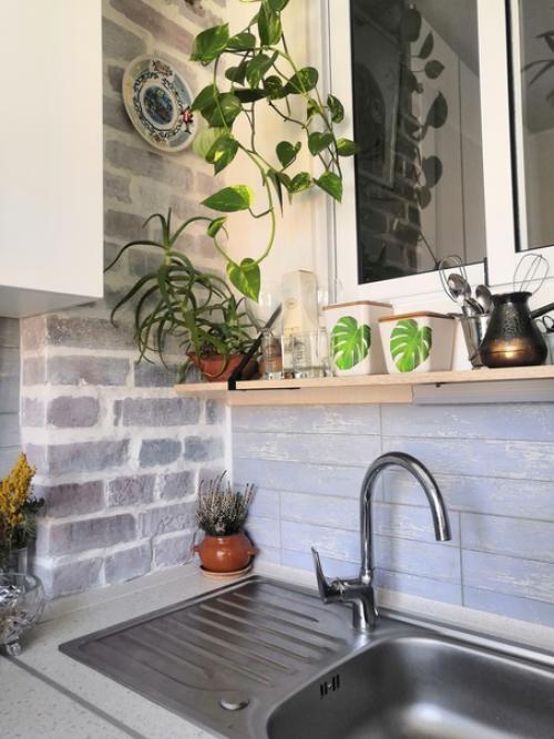 Всем здравствуйте!  Хочу показать свои старые кирпичные стены в интерьере квартиры. 06