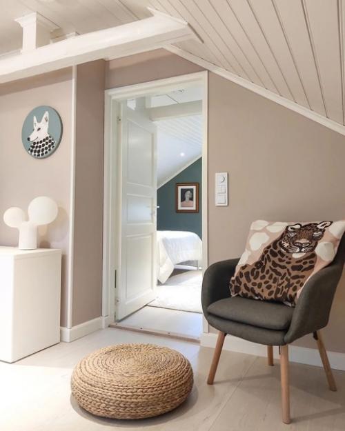 Светлые стены, окна без штор, минималистичная мебель - скандинавский подход к дизайну узнаётся с первой фотографии. 05