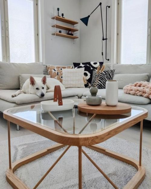 Светлые стены, окна без штор, минималистичная мебель - скандинавский подход к дизайну узнаётся с первой фотографии. 06