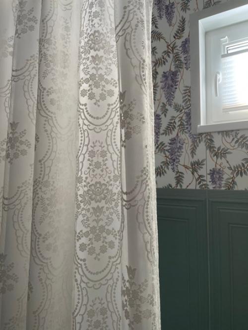 - Как вы думаете, может ли шторка в ванной комнате идеально подходить к интерьеру! 01