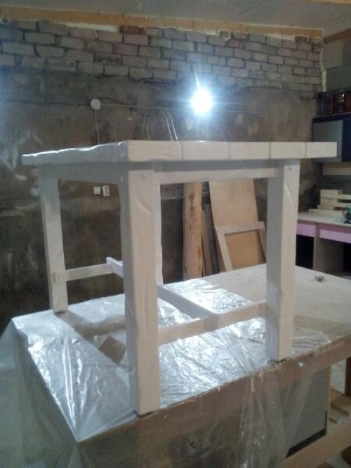 Вот такой вот стол был изготовлен для надежды, на первый взгляд ему место в русской избе или в беседки, но явно не в квартире. 04