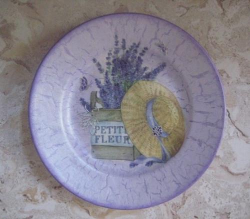 После окончания ремонта и расстановки мебели всегда возникает потребность добавить аксессуары на стену в интерьер. 05