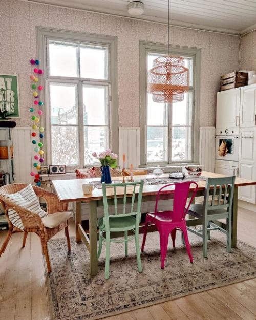 Яркий и сочный: интересный интерьер с винтажной мебелью и обоями в цветочек. 07