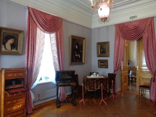 Как будто перенеслась в давно ушедшее время, побывав в старинном особняке на набережной в г. Архангельске. 04