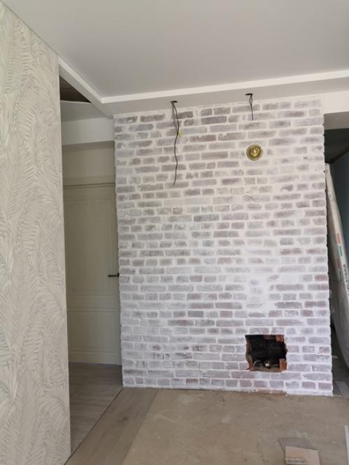 Всем здравствуйте!  Хочу показать свои старые кирпичные стены в интерьере квартиры. 01