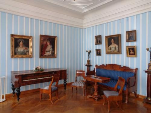 Как будто перенеслась в давно ушедшее время, побывав в старинном особняке на набережной в г. Архангельске. 02