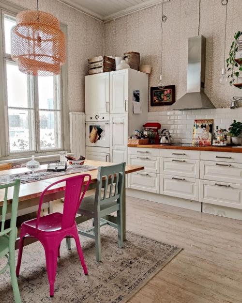 Яркий и сочный: интересный интерьер с винтажной мебелью и обоями в цветочек. 01