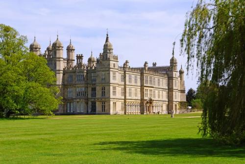 Бёргли - хаус - самая грандиозная резиденция, уцелевшая в Англии со времён королевы Елизаветы I и отражающая архитектурные вкусы той эпохи. 08