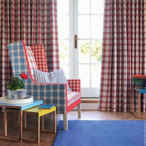 Чтобы сделать интерьер новой квартиры насыщенным, позитивным и ярким, используете различные сочетания клетчатых элементов декора.