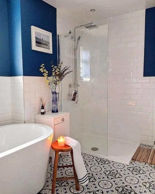 Синий в ванной комнате: потрясающее преображение с фото до и после. 03