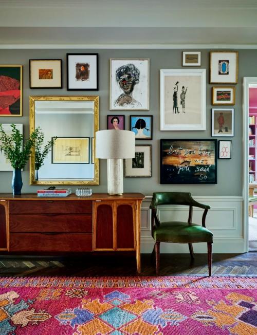 Рейчел броснахан вместе со своей шибой по кличке Винстон показала изданию Architectural Digest интерьер своей квартиры в манхэттене. 03