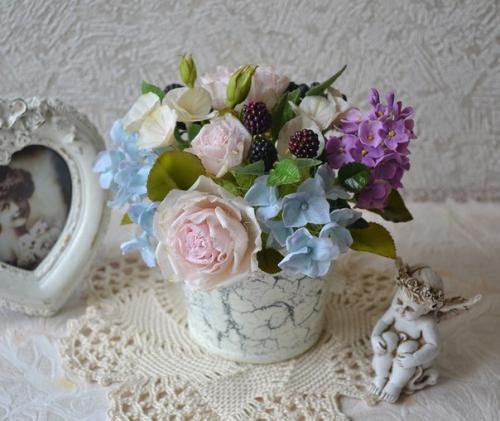 Букет Винтаж выполнен из полимерной глины (холодный фарфор) в технике реалистичной керамической флористики. 01