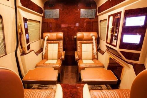 Интересное люксовый микроавтобус от Lexani Motorcars с двумя Ipad, Mac Mini и Apple TV обойдется в 32, 5 млн рублей. 02