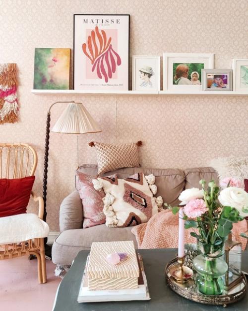 Яркий и сочный: интересный интерьер с винтажной мебелью и обоями в цветочек. 05