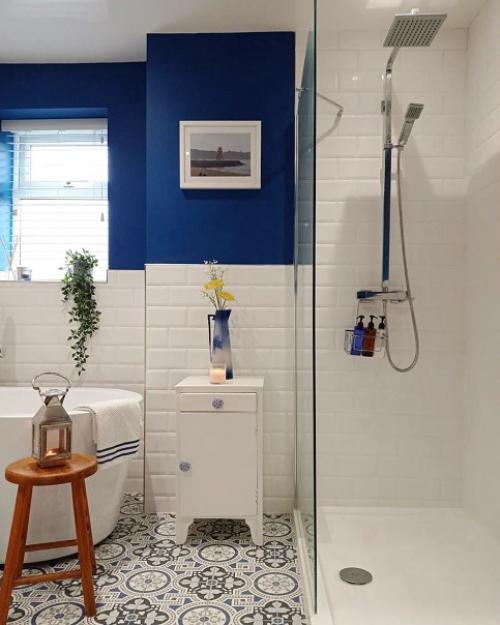 Синий в ванной комнате: потрясающее преображение с фото до и после. 02