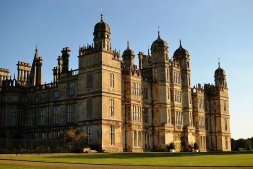 Бёргли - хаус - самая грандиозная резиденция, уцелевшая в Англии со времён королевы Елизаветы I и отражающая архитектурные вкусы той эпохи. 01