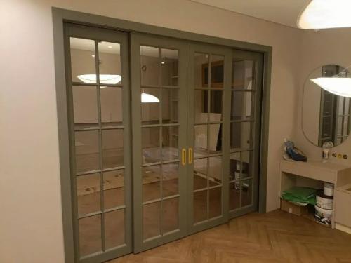 Открытые планировки остаются популярными, но комфорт требует зонирования без тяжелых стен и сложного ремонта. 
