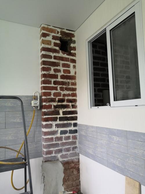 Всем здравствуйте!  Хочу показать свои старые кирпичные стены в интерьере квартиры. 05