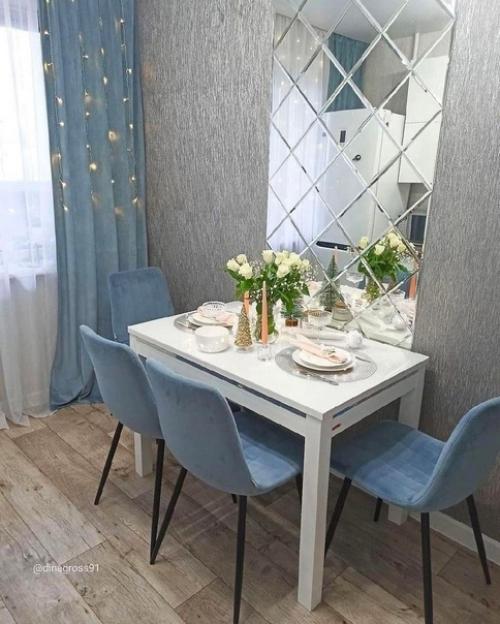 Кухня в современном стиле с стильным сочетанием светлого и голубого оттенках. 01