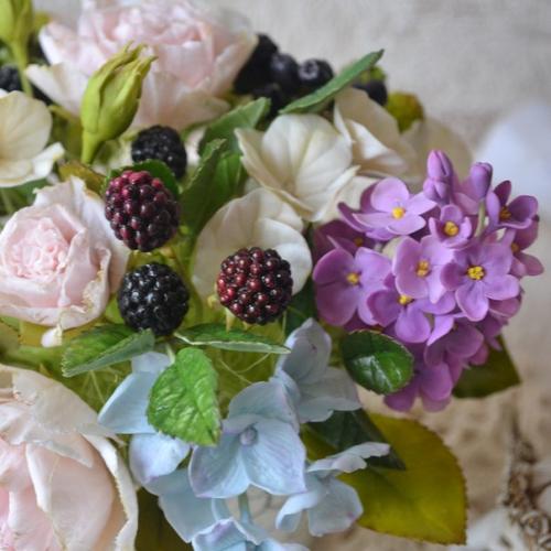 Букет Винтаж выполнен из полимерной глины (холодный фарфор) в технике реалистичной керамической флористики. 02