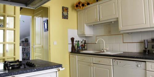 Многие хозяева и дизайнеры согласны с тем, что именно светло-желтый оттенок подходит для оформления интерьера.