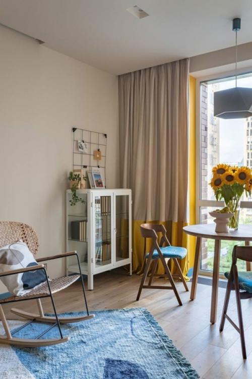 Яркая трёхкомнатная квартира в голубых тонах. 06