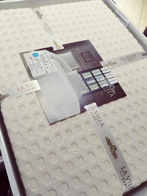 Красивый плед - это чудесное украшение в спальню или гостиную, размером 200 х 220 подойдет на двуспальную кровать, диван. 01