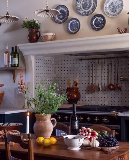 Интерьер этого дама наполнен теплом и атмосферой уюта, где каждая деталь рассказывает свою историю. 02