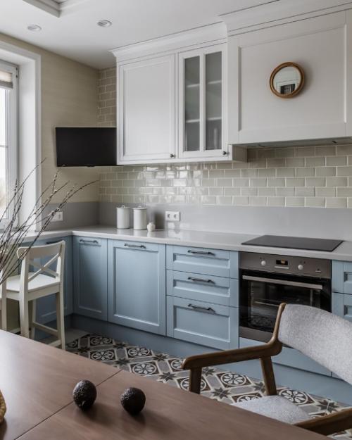 Натуральные материалы, спокойные оттенки, прекрасный вид на реку и парк - этот интерьер расслабляет, помогает замедлиться и настраивает на отдых. 04