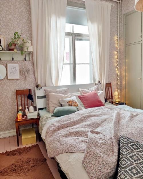 Яркий и сочный: интересный интерьер с винтажной мебелью и обоями в цветочек. 08